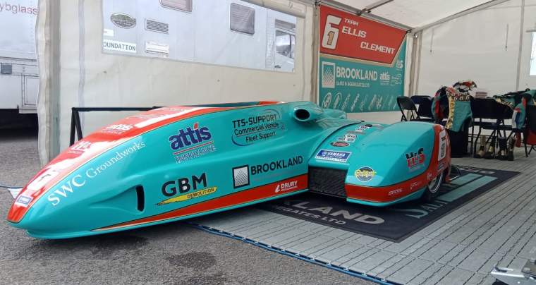 Nouvelles couleurs pour le Duo Todd et Emmanuelle en side-car, en Grande Bretagne les 29, 30/04 et 01/05/23