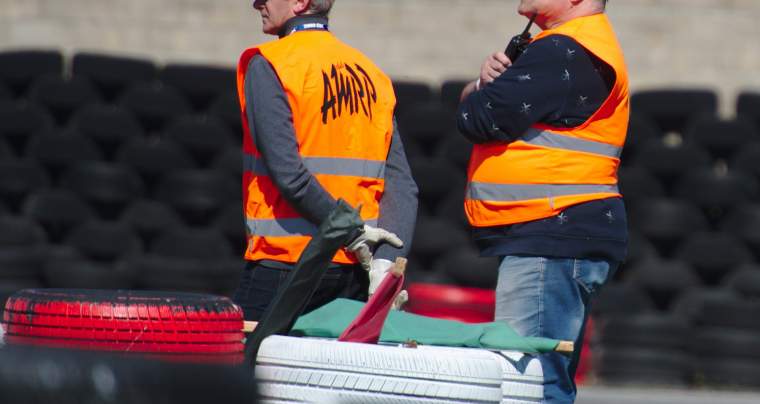 Devenir commissaire de piste pour les compétitions motos