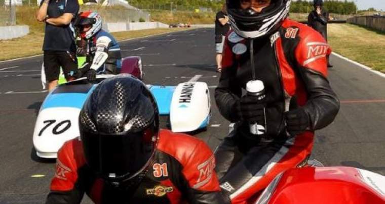 Emmanuelle CLEMENT, passagère side-car, 3 <sup>e</sup> épreuve du Championnat du Monde Sidecar à Oschersleben.